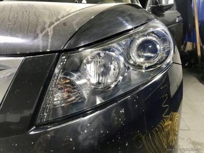 Фара Honda Accord с новым стеклом и установленной биксеноновой линзой