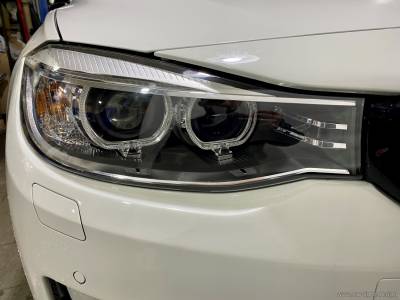 Установленная на автомобиль фара после чистки и замены стекла