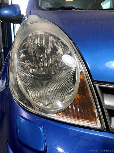 Стекло фары Nissan Note после полировки с внешней стороны
