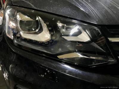 Очищенная изнутри фара Volkswagen Touareg с новым стеклом