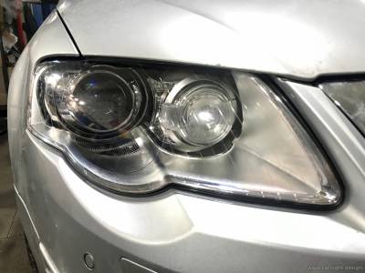 Фара Volkswagen Passat с новым стеклом и установленной линзой Hella