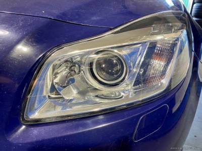 Фара автомобиля Opel Insignia после внутренней чистки и полировки
