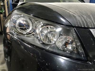 Фара Honda Accord с новым стеклом и установленной биксеноновой линзой