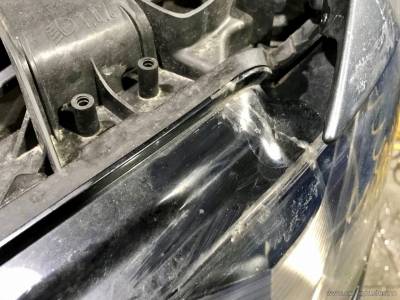 Поврежденное стекло фары Audi S3