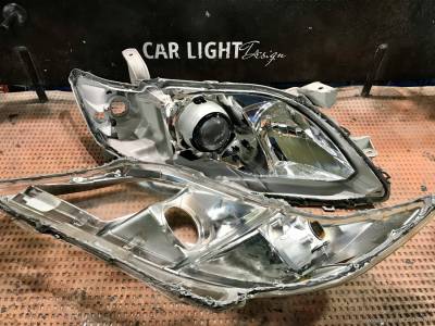 Отделенное стекло от корпуса фары Toyota Camry v40