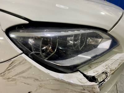 Поврежденная фара BMW F12 после ДТП