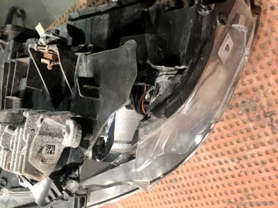 Повреждение корпуса фары BMW F30