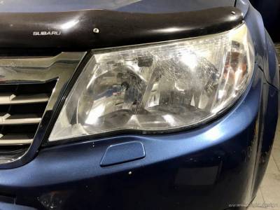 Стекло фары Subaru Forester 3 SH с микротрещинами