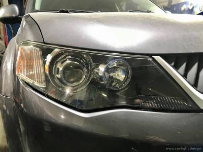 Установленная биксеноновая линза в фару Mitsubishi Outlander XL