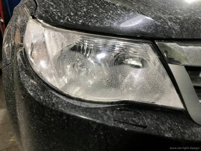 Запотевшая фара автомобиля Subaru Forester