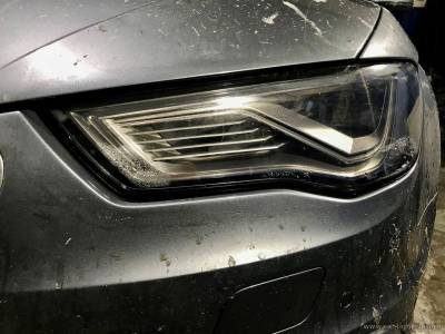 Запотевшая фара автомобиля Audi S3