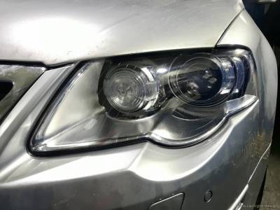 Фара Volkswagen Passat с новым стеклом и установленной линзой Hella