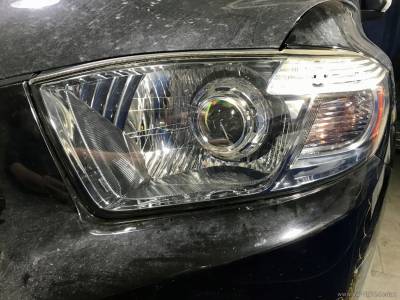 Галогенная фара Toyota Highlander с установленной линзой